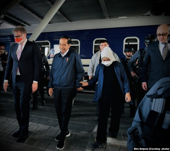 Presiden Joko Widodo dan Ibu Negara Iriana tiba di Stasiun Central Kyiv, Ukraina, untuk memulai lawatan di negara yang sedang berkonflik dengan Rusia, Rabu, 29 Juni 2022. (Foto: Biro Setpres)