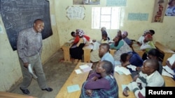 FILE: A health worker gives an AIDS awareness class to youths within a Nairobi slum. Taken Nov.30 1997.
