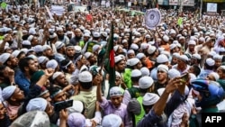 Police (foreground) stop activists and supporters as they try to march toward the Indian Embassy in Dhaka on June 16, 2022, to protest remarks made about the Prophet Muhammad by Indian ruling party members.
