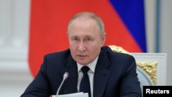 Le président russe Vladimir Poutine assiste à une réunion avec des dirigeants parlementaires à Moscou, en Russie, le 7 juillet 2022.