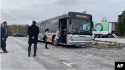 Proyek Smartroad Gotland, meluncurkan uji coba bus komersial pertama yang dioperasikan sepenuhnya dengan memanfaatkan infrastruktur pengisian nirkabel di kota Visby, Gotland, Swedia. (Foto: Business Wire)