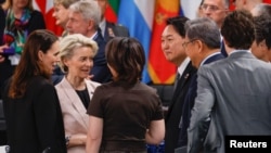 지난 6월 스페인 마드리드에서 열린 나토 정상회의에서 윤석열 한국 대통령(오른쪽 3번째)과 저신다 아던 뉴질랜드 총리(왼쪽 1번째), 우르줄라 폰 데어라이엔 유럽연합 집행위원장(왼쪽 2번째) 등 참석자들이 대화하고 있다.