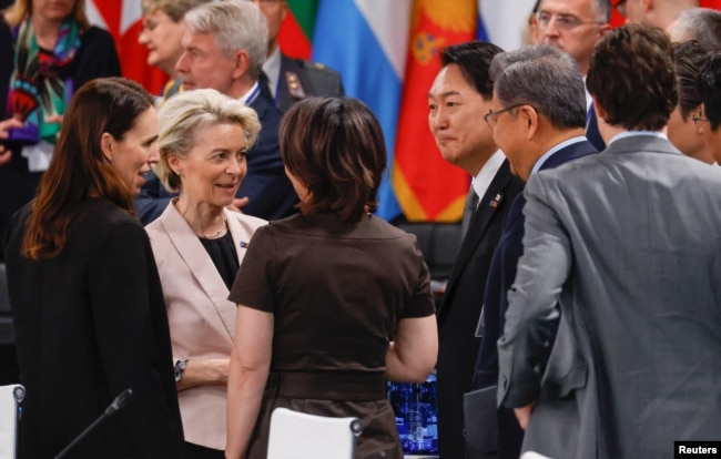29일 스페인 마드리드에서 열린 나토 정상회이에서 윤석열 한국 대통령(오른쪽 3번째)과 저신다 아던 뉴질랜드 총리(왼쪽 1번째), 우르줄라 폰 데어라이엔 유럽연합 집행위원장(왼쪽 2번째) 등 참석자들이 대화하고 있다.