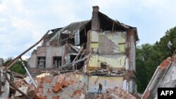 Un militar ucraniano inspecciona las ruinas del edificio Lyceum, que se sospecha que fue destruido después de un ataque con misiles cerca de Kharkiv el 5 de julio de 2022, en medio de la invasión rusa de Ucrania.