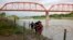 Migrantes tentam atravessar o rio Rio Grande, Texas 