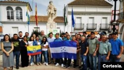 Empleados hondureños y ecuatorianos se despiden tras cuatro meses de trabajo en Huelva, España.