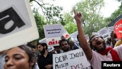 Mahasiswa India yang tergabung dalam All India Students' Association (AISA) melakukan aksi unjuk rasa di New Delhi (13/6), untuk memrotes serangan terhadap warga Muslim pasca protes atas pernyataan pejabat partai berkuasa BJP yang dinilai menghina Nabi Muhammad SAW. 