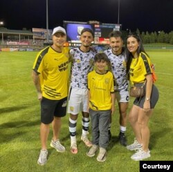 Sulit Tinggalkan Sepakbola. Dipo bersama istri, putra tiri dan pemain New Mexico United (Dokumentasi pribadi)