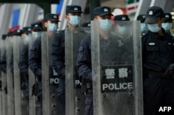 中国警察在深圳恒大总部前列队。（2021年9月15日）