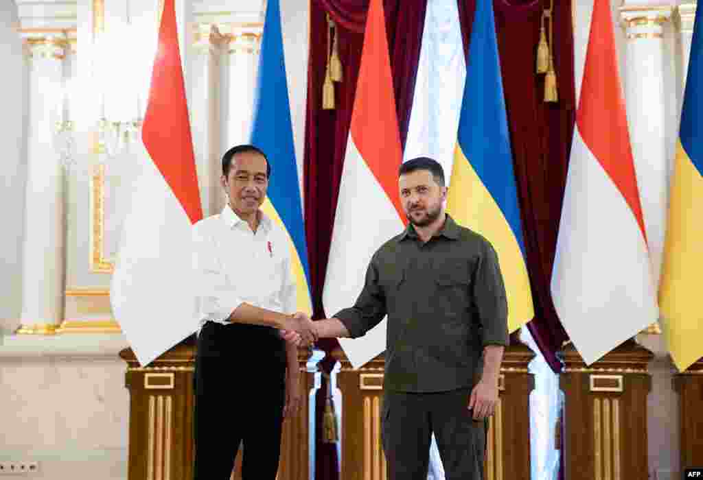 Presiden RI Joko Widodo dan Presiden Ukraina Volodymyr Zelenskyy berjabat tangan dalam konferensi pers bersama usai pertemuan di Kyiv, Ukraina Rabu 29 Juni 2022. (Foto: AFP)