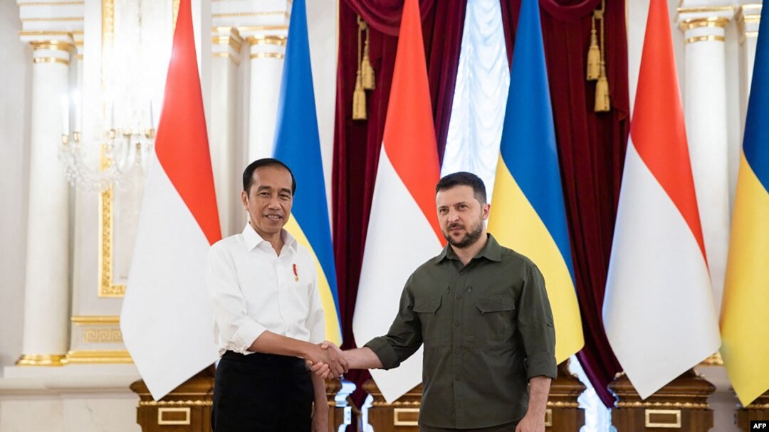 Presiden Ukraina Volodymyr Zelensky (kanan) dan mitranya Presiden Joko Widodo berjabat tangan dalam konferensi pers di Kyiv, Ukraina, 29 Juni 2022. (AFP)