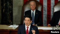 Архивное фото: премьер-министр Японии Синдзо Абэ выступает на заседании обеих палат Конгресса США, на котором присутствовал Джо Байден (в то время - вице-президент США), 29 апреля 2015 года