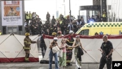 Gente saliendo del centro comercial Field's en Copenhague, Dinamarca, el domingo 3 de julio de 2022. (Olafur Steinar Rye Gestsson/Ritzau Scanpix via AP)