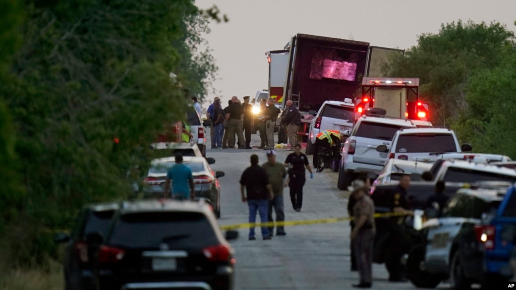 Cơ quan chức năng làm việc tại nơi phát hiện chiếc xe tải ngày 27/6/2022 ở San Antonio, Texas.