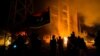 Para pengunjuk rasa membakar gedung parlemen Libya setelah protes terhadap kegagalan pemerintah di Tobruk, Libya 1 Juli 2022. (Foto: Reuters)