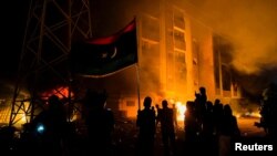 Para pengunjuk rasa membakar gedung parlemen Libya setelah protes terhadap kegagalan pemerintah di Tobruk, Libya 1 Juli 2022. (Foto: Reuters)