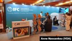 Stand de la Société financière internationale, une filiale de la Banque mondiale, à l'Africa CEO Forum d'Abidjan, le 14 juin 2022. (VOA/Anne Nzouankeu)