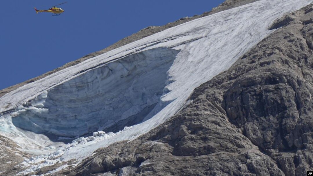 Spasilački helikopter iznad glečera Punta Roka u italijanskim Alpima (Foto: AP /Luca Bruno)