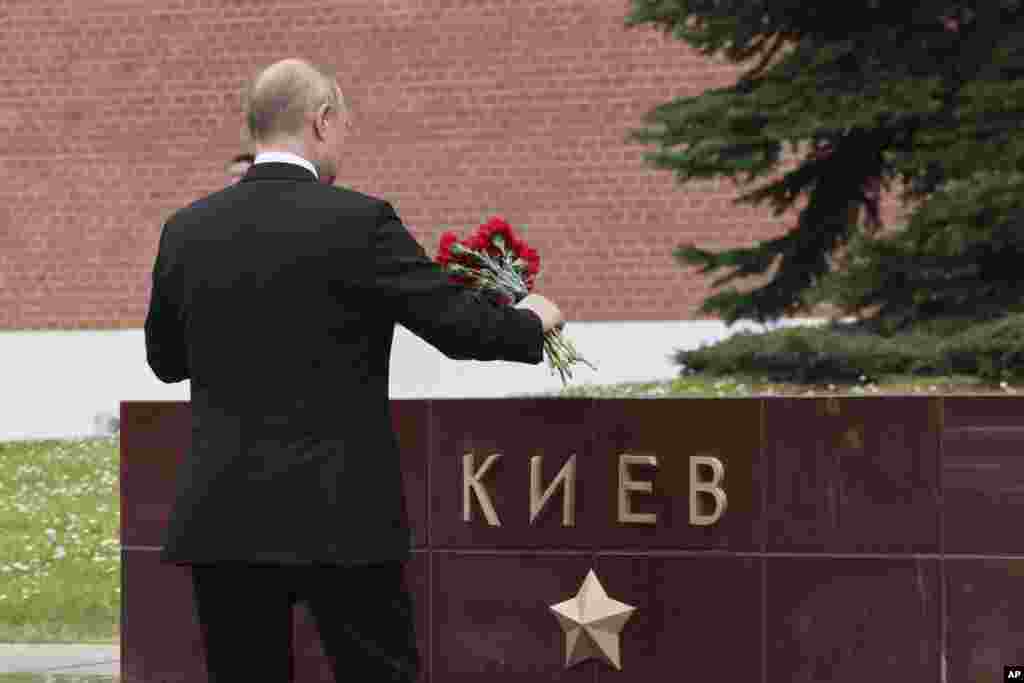 Rossiya Prezidenti Vladimir Putin Sovet Ittifoqiga fashistlar bosqinining 81 yilligi munosabati bilan noma&rsquo;lum askar qabriga gul qo&lsquo;ydi. Moskva.&nbsp;