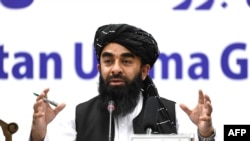 Juru bicara Taliban Zabihullah Mujahid berbicara dalam konferensi pers di Kabul, Afghanistan, pada 30 Juni 2022. (Foto: AFP/Wakil Kohsar)