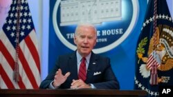 Presiden AS Joe Biden di Gedung Putih berbicara dalam pertemuan virtual dengan para Gubernur AS dari partai Demokrat, membahas perlindungan akses aborsi, hari Jumat (1/7). 