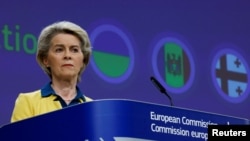 우르줄라 폰데어라이엔 유럽연합(EU) 집행위원장이 17일 벨기에 브뤼셀에서 우크라이나 등의 후보국 지위 권고를 발표하고 있다.