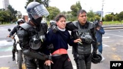 La policía ecuatoriana arresta a un manifestante cerca de la Casa de la Cultura Ecuatoriana, en Quito, el 21 de junio de 2022, en el noveno día consecutivo de protestas contra el gobierno.