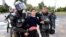 La policía ecuatoriana arresta a un manifestante cerca de la Casa de la Cultura Ecuatoriana, en Quito, el 21 de junio de 2022, en el noveno día consecutivo de protestas contra el gobierno.