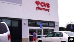 ARCHIVO - Un cliente entra a una farmacia CVS el 3 de agosto de 2021 en Woburn, EEUU.