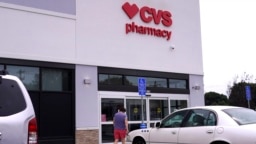 ARCHIVO - Un cliente entra a una farmacia CVS el 3 de agosto de 2021 en Woburn, EEUU.