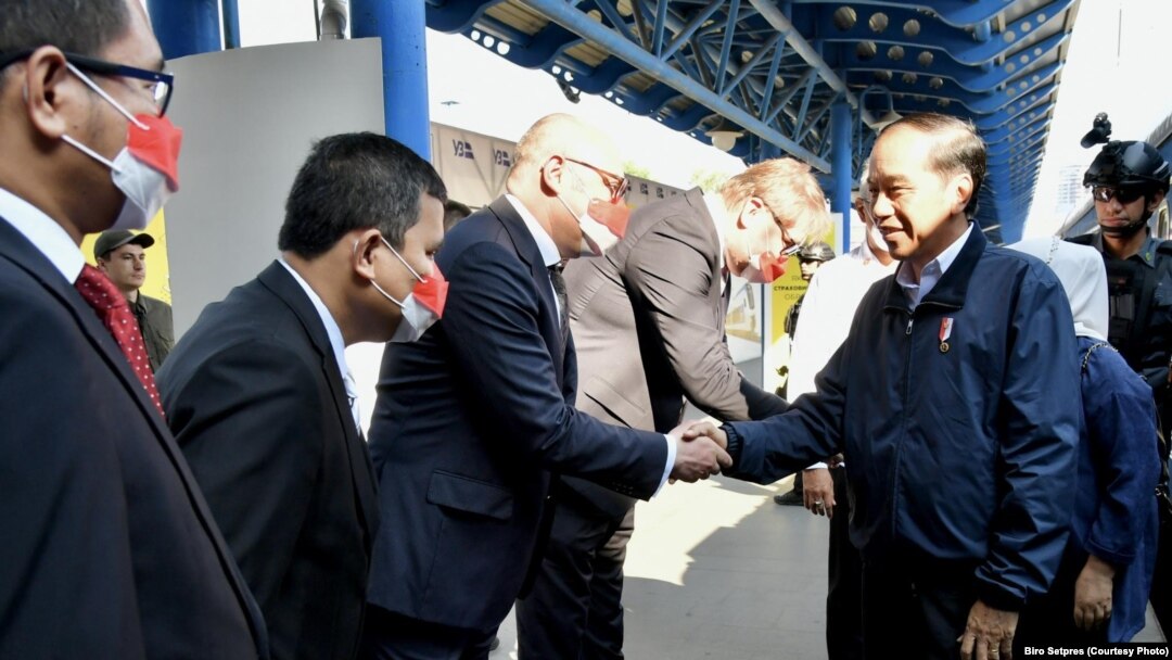 Rombongan Presiden Joko Widodo dan Ibu Negara Iriana Widodo tiba di Stasiun Central Kyiv, Ukraina, disambut oleh Deputi Menteri Luar Negeri Ukraina Dmytro Senik dan sejumlah pejabat Kedutaan Besar Republik Indonesia di Ukraina, Rabu, 29 Juni 2022. (Foto: Biro Setpres) 