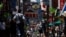 Para pejalan kaki tampak memadati wilayah Distrik Sugamo, Tokyo, di tengah cuaca panas yang melanda daerah tersebut pada 27 Juni 2022. (Foto: Reuters/Issei Kato)