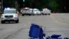 Se ven sillas vacías en la calle después de un tiroteo masivo en el desfile del 4 de julio de Highland Park en el centro de Highland Park, Illinois, un suburbio de Chicago el lunes 4 de julio de 2022.