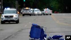 Kursi kosong terlihat di jalanan di lokasi di mana insiden penembakan dalam pawai hari kemerdekaan terjadi di Highland Park, Chicago, Illinois, pada 4 Juli 2022. (Foto: AP/Nam Y. Huh)