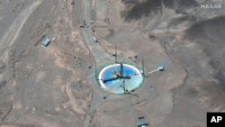 Sebuah roket siap untuk ditempatkan di landasan peluncuran Pusat Antariksa Imam Khomeini di tenggara Semnan, Iran, Selasa, 14 Juni 2022. (Gambar satelit © 2022 Maxar Technologies via AP)