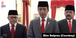 Presiden Jokowi mengatakan pemilihan dua menteri baru berdasarkan rekam jejak dan pengalaman masing-masing yang diyakini bisa menjalankan tugasnya dengan baik.