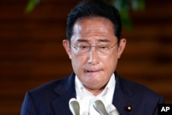 기시다 후미오 일본 총리가 2022년 7월 8일 도쿄 총리 관저에서 언론과 인터뷰하고 있다.