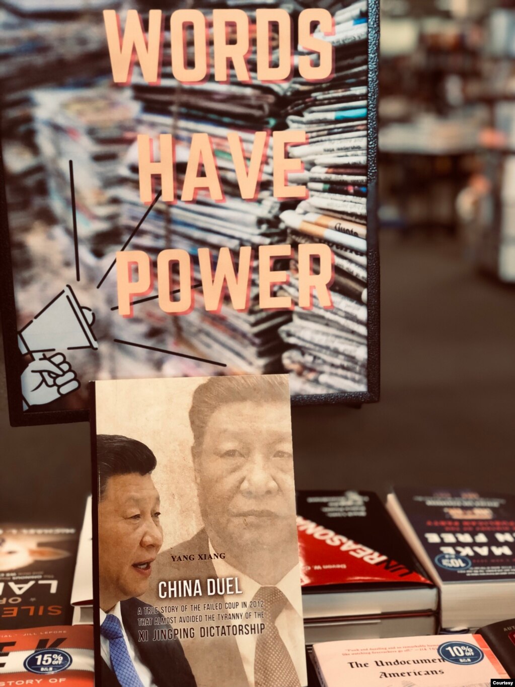 用英文创作的《中国对决》正在美国最大实体书店--巴诺书店(Barnes & Noble)出售。(照片由作者向阳提供)(photo:VOA)