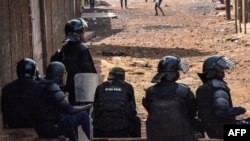 Les manifestants ont érigé des barricades et caillassé les forces de l'ordre, qui ont essayé de les disperser par des grenades lacrymogènes.