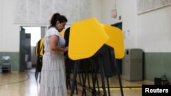 지난 7일 미국 캘리포니아주 예비선거에서 유권자가 투표하고 있다. (자료사진) 