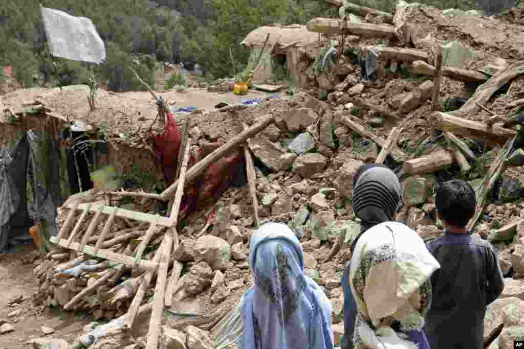 افغانستان میں منگل اور بدھ کی درمیانی شب آنے والے زلزلے سے لگ بھگ 1000 ہلاکتوں کی اطلاعات ہیں۔