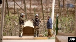 Des soldats marocains à la frontière entre le Maroc et l'enclave espagnole de Mélilla.