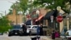 La policía bloquea una calle después de un tiroteo masivo en durante el desfile del 4 de Julio en el rico suburbio de Chicago de Highland Park, Illinois, EEUU, el 5 de julio de 2022.