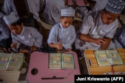 Siswa belajar mengaji menggunakan bahasa isyarat di sebuah pondok pesantren anak tunarungu di Sleman. (Foto: AFP/Juni Kriswanto)