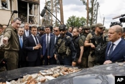유럽 주요국가 정상들이16일 우크라이나 수도 크이우(러시아명 키예프) 인근 도시 이르핀의 민간인 피해 현장을 둘러보고 있다. 왼쪽 두번째부터 마리오 드라기 이탈리아 총리, 클라우스 요하니스 루마니아 대통령, 에마뉘엘 마크롱 프랑스 대통령. 맨 오른쪽은 올라프 숄츠 독일 총리.