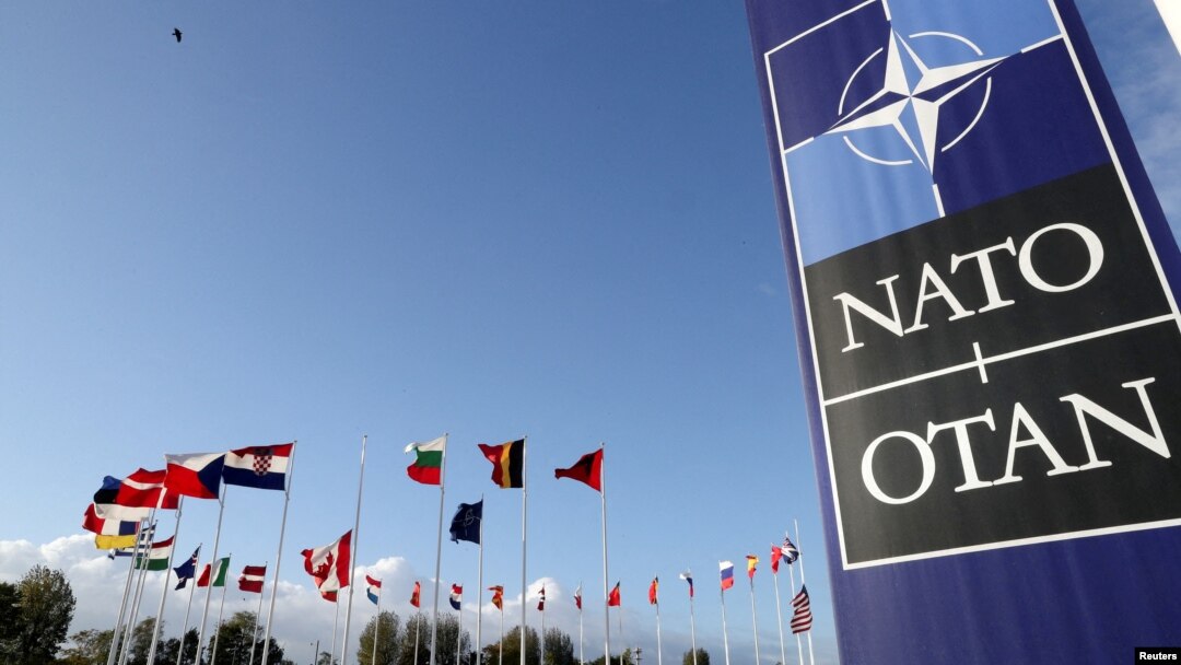 ARHIVA - Zastave NATO-a ispred sjedišta u Briselu, ( Foto: Reuters/Pascal Rossignol)