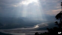 ARCHIVO - La luz del sol se filtra a través de las nubes, iluminando el río Apurímac y región rica en minerales, en Pichari, Perú.