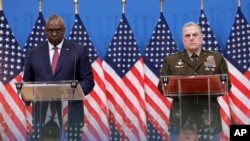 美国国防部长奥斯汀与美国参联会主席米利将军在北约布鲁塞尔总部参加记者会。(2022年6月15日)