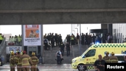 Sejumlah petugas penyelamat berkumpul di luar area mal Fields di Copenhagen, setelah Kepolisian Denmark menerima laporan adanya penembakan di dalam mal tersebut pada 3 Juli 2022. (Foto: Ritzau Scanpix/Olafur Steinar Gestsson via Reuters)