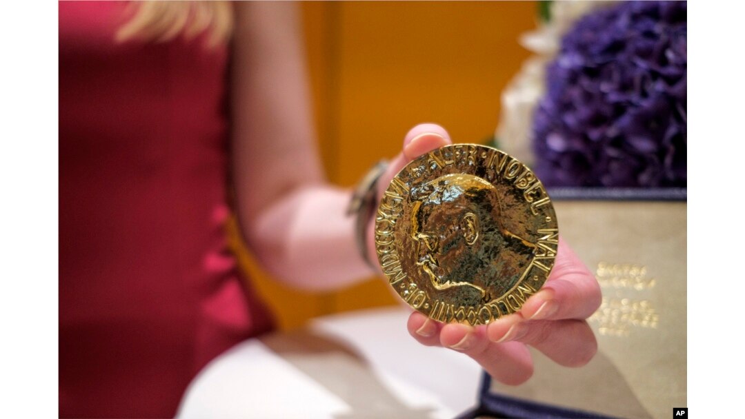 Fotografija 23-okaratne medalje novinara Dmitrija Muratova pre aukcije na kojoj je prodata, u Njujorku, 20. juna 2022.